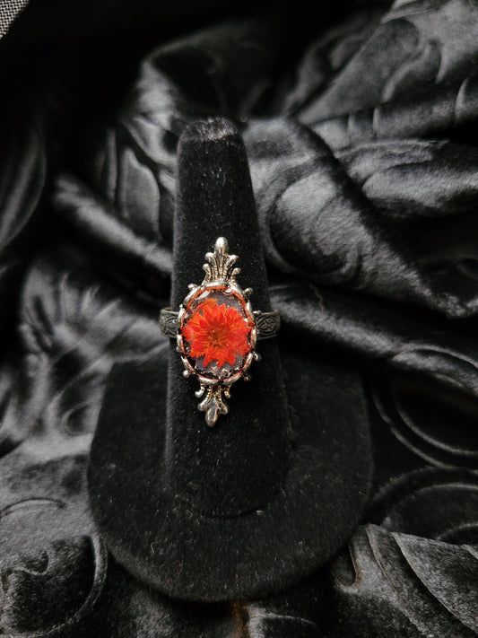 Adjustable Silver-Plated Ornamented Resin Ring with Red Pressed Flower